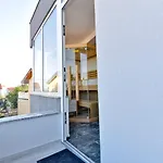 Sun Apartment *