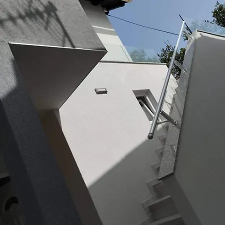 Sun Apartment *